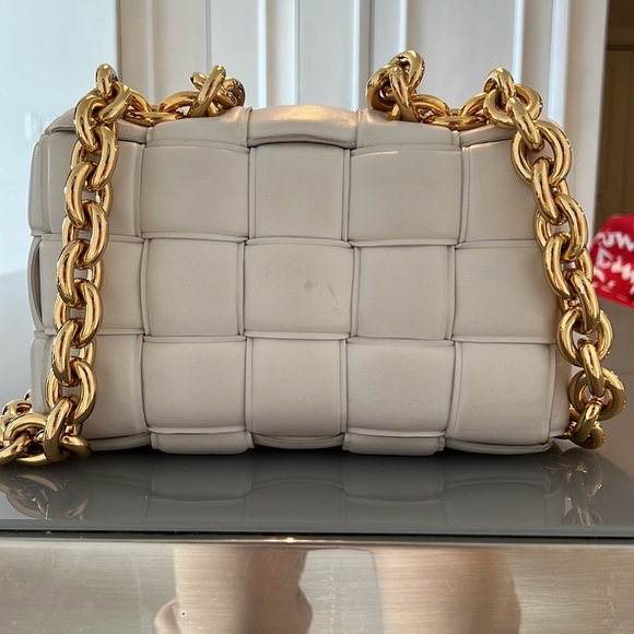 BOTTEGA VENETA
SIZE: 10”W x 7”H x 3”D
5” Gold Handle Drop
20” Strap Chain Drop - Picture 3 of 7